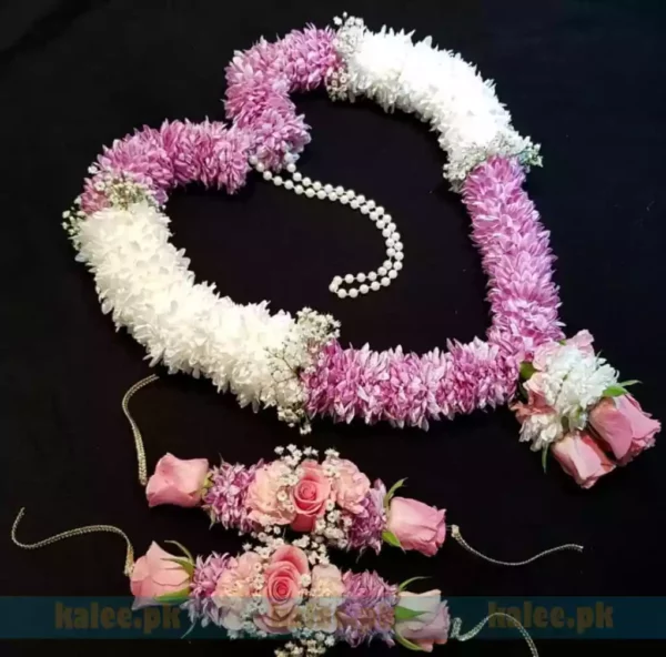 Image featuring a garland and kangan adorned with white and purple daisy motifs, accented with baby breath