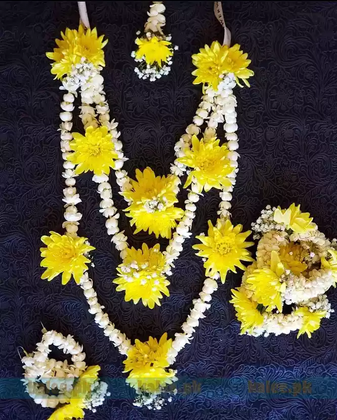 Image showcasing a complete jewelry set adorned with jasmine and yellow daisy motifs