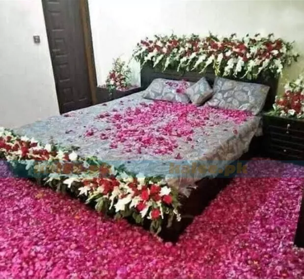 A bridal room tastefully decorated with red roses and glades.