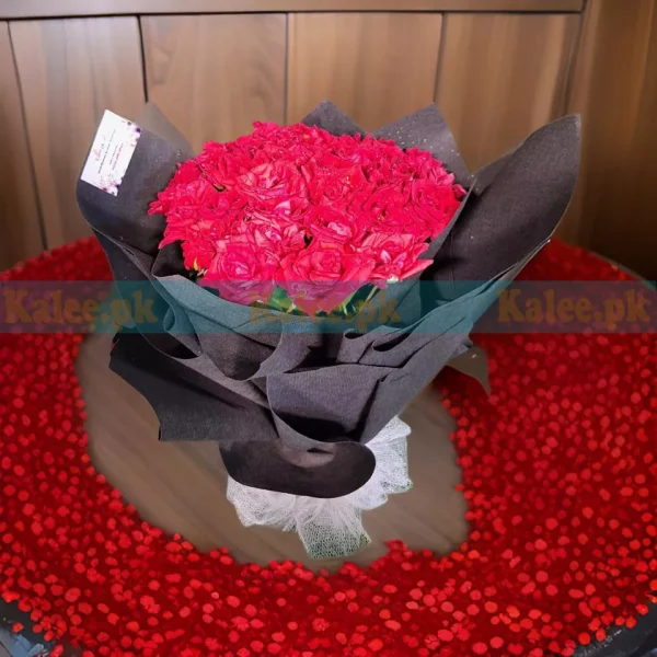 A delightful design bouquet with red roses.