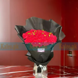 A handsome and attractive bouquet with red roses.