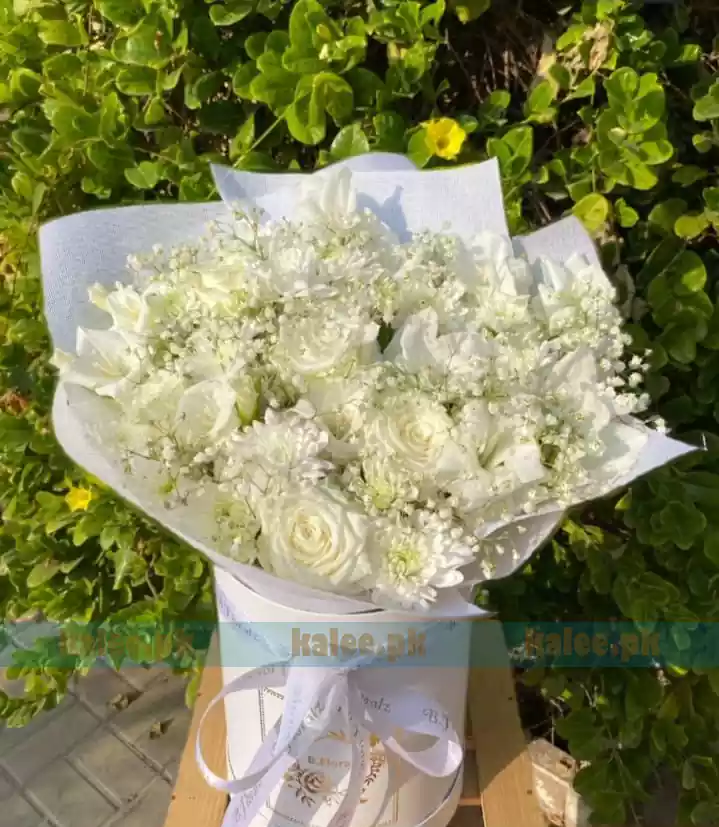 White Rose Flowers Box With Baby Bud
