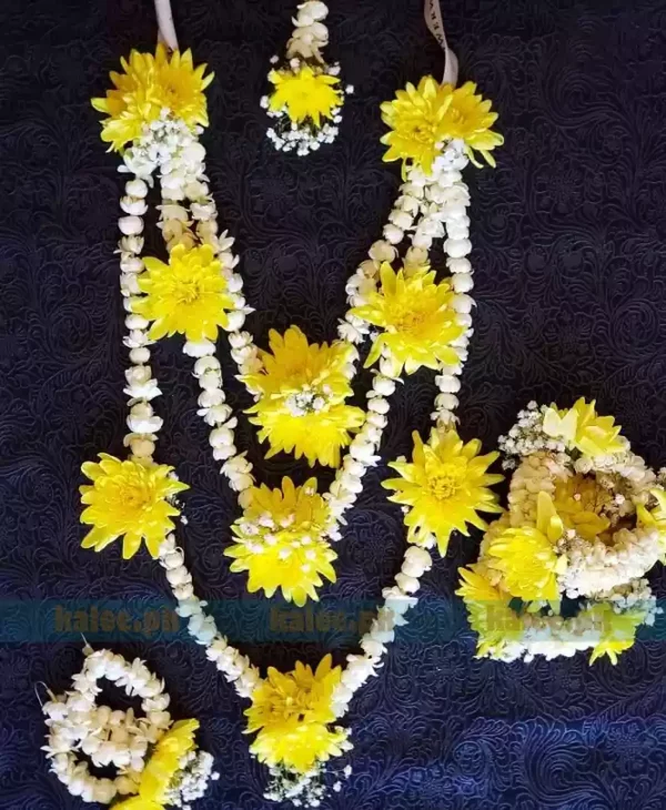 Image showcasing a complete jewelry set adorned with yellow daisy and jasmine flower motifs