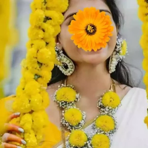 Image displaying a jewelry set featuring yellow daisy motifs accentuated with baby breath details