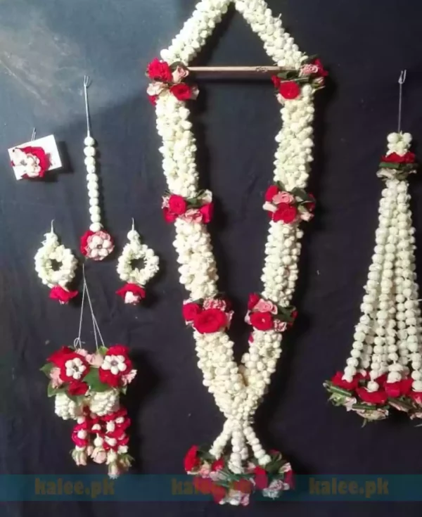 Image showcasing an elegant jewelry set adorned with floral motifs