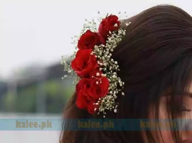 Side hair jura with baby breath and red rose flowers