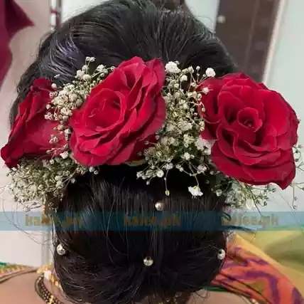 Red rose flowers with baby's breath hair jura decoration