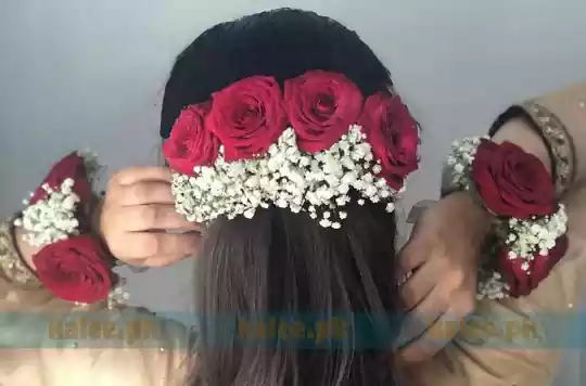 Red rose flowers hair jura with baby's breath decoration