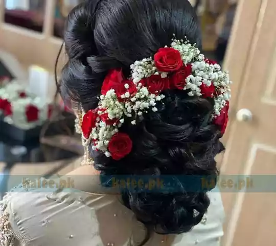 Stylish hair jura adorned with red rose flowers and baby breath