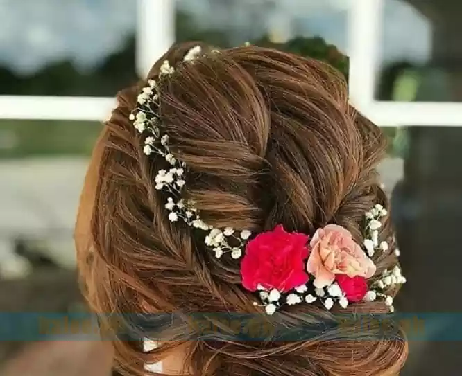 Hair jura with pink and red rose flowers and baby's breath