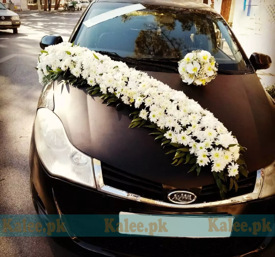 A car creatively embellished with white daisy flowers.