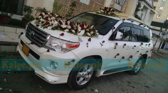 A Land Cruiser car adorned with a magnificent design of glades and roses.