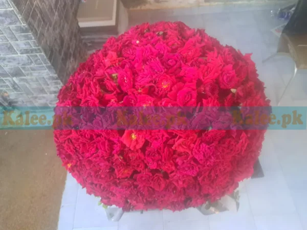 A lavish bouquet of 500 vibrant red roses