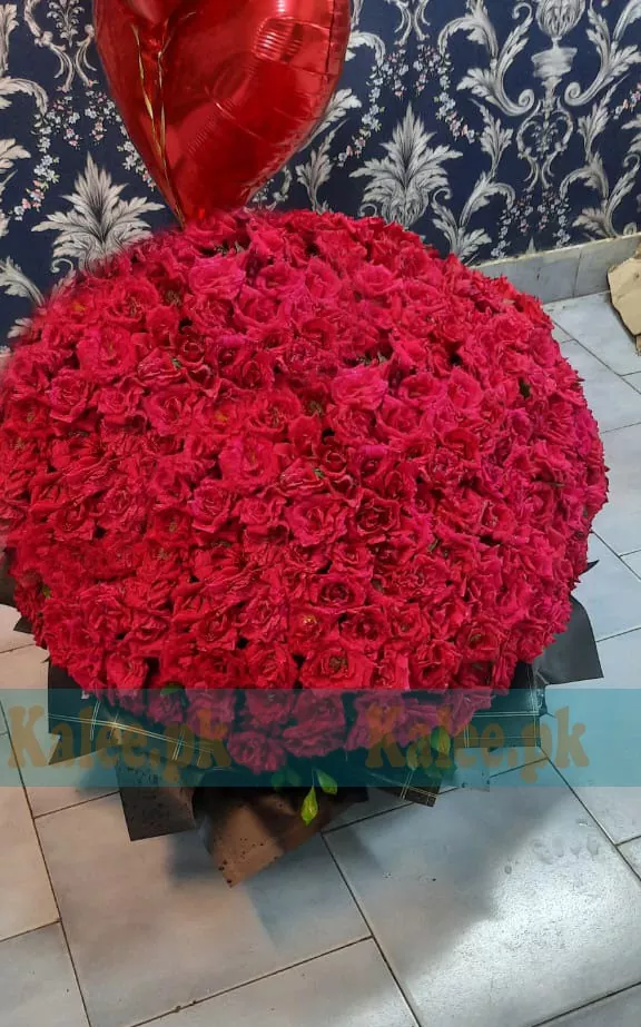 Bouquet Overflowing with 500 Red English Roses