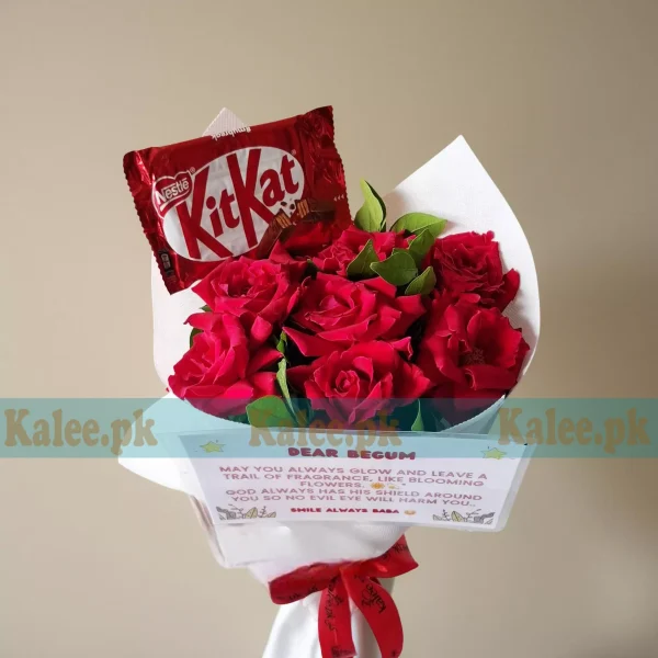 KitKat Bouquet (4 finger) with fresh red roses – Karachi flower shop Kalee.pk