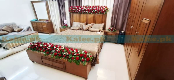 Bridal Room Decor With Red White Roses & Statice
